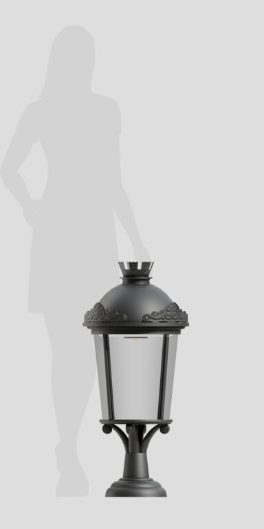 Linterna de jardín AM7, estilo retro sobre fondo gris, con techo decorativo y cristales transparentes.