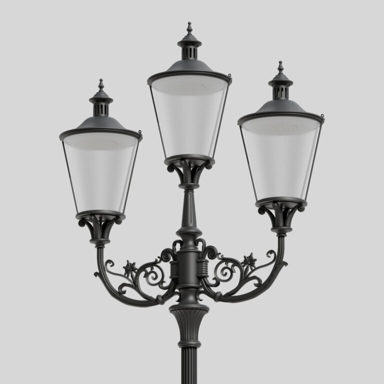 Render de una farola decorativa de tres brazos con pantallas en forma de cono truncado, fabricada con piezas de fundición de aluminio. La estructura incluye un brazo decorativo simétrico con detalles vegetales forjados y cúpulas ventiladas en cada una de las pantallas.